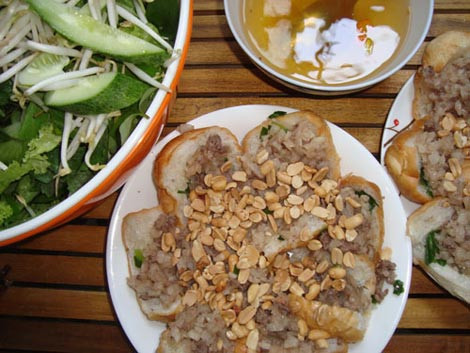 Nguyên liệu tạo nên món bánh mì hấp Sài Gòn gồm bánh mì khô, thịt lợn (hoặc thịt bò), hành tây, hành lá, rau sống như xà lách, rau thơm, củ cải trắng, đỏ, lạc rang vàng, hành sim…