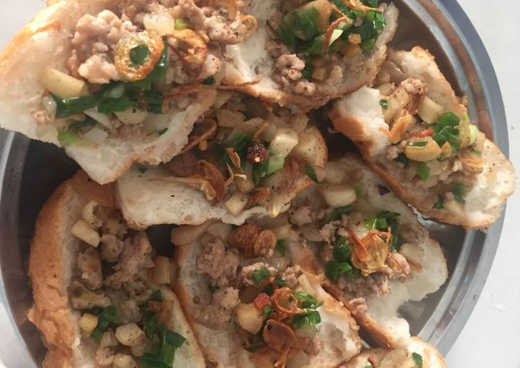 Thịt băm nhuyễn, hành tây cắt nhỏ như hạt lựu, trộn chung lại và ướp gia vị cho vừa ăn, sau đó xào sơ qua.