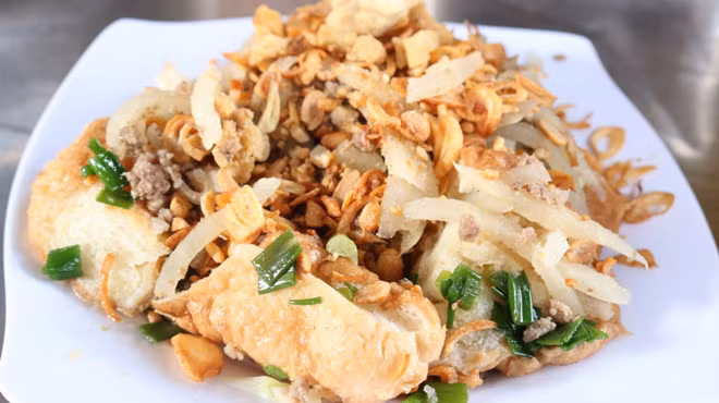 Cách ăn bánh mì hấp ngon nhất là khi gói cùng rau sống vừa tươi vừa giòn và chấm trọn vào chén mắm chua ngọt. Khi ấy vị giác cứ như bung toả, ăn mãi không ngán.