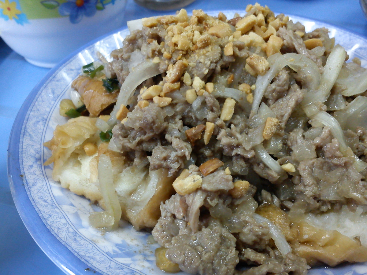 Món bánh mì hấp gồm phần bánh được cắt thành từng miếng vừa ăn, sau đó hấp mềm và ăn cùng thịt bò xào hành tây. Nhờ cách chế biến này mà món có độ ẩm, thơm và dai dai rất bắt vị.