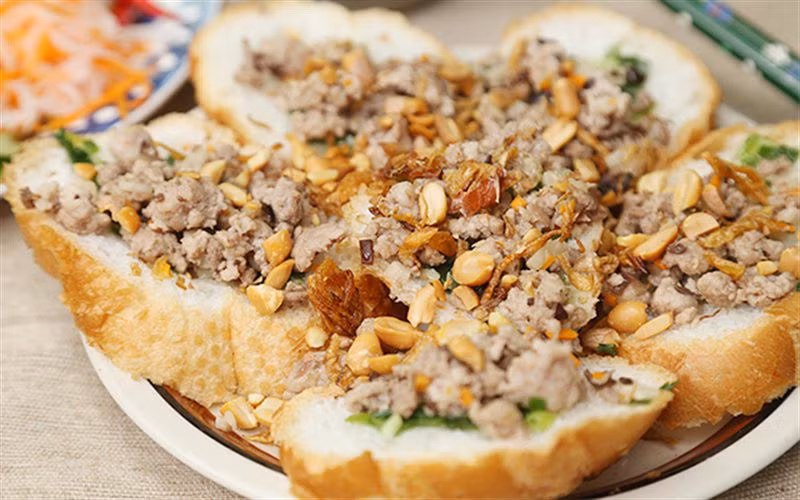 Không như những loại bánh mì nhồi nhân quen thuộc, bánh mì hấp sẽ mang đến hương vị mới lạ hơn. Bánh mì hấp ngon nhất là khi gói cùng rau sống vừa tươi vừa giòn và chấm trọn vào chén mắm chua ngọt.