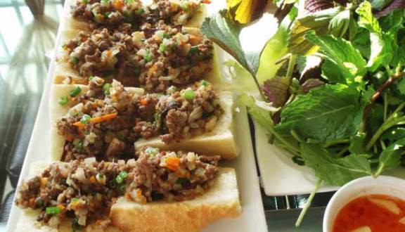 Hai địa chỉ để bạn thưởng thức món ăn này là quán Chị Tuyền ở đường Cô Giang (quận 1) hoặc hàng lề đường ở chợ Cô Giang (quận Phú Nhuận). Với giá mỗi phần dao động từ 35 - 40k. Ảnh: Internet.