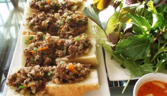 Hai địa chỉ để bạn thưởng thức món ăn này là quán Chị Tuyền ở đường Cô Giang (quận 1) hoặc hàng lề đường ở chợ Cô Giang (quận Phú Nhuận). Với giá mỗi phần dao động từ 35 - 40k. Ảnh: Internet.