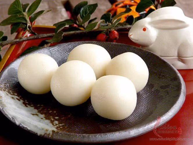 Nguồn gốc của những chiếc bánh trung thu đặc biệt Tsukimi Dango xuất phát từ việc dân gian nhìn thấy một chú thỏ ngọc giã bột làm bánh Tsukimi Dango trên mặt trăng.