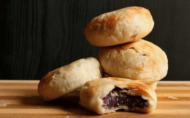 Lớp vỏ bột giòn bên ngoài chính là nét độc đáo và tạo nên hương vị cho bánh Trung thu ở đất nước này. Có thể không cầu kỳ về màu sắc, nhưng Hopia vẫn là món bánh đặc sắc của "xứ sở nghìn đảo" trong dịp trăng tròn.