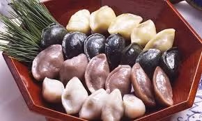 Người dân nước này truyền rằng thiếu nữ nào làm bánh vừa đẹp lại vừa ngon thì sẽ gặp được ý trung nhân như ý, phụ nữ có gia đình thì sẽ sinh được con gái xinh xắn.