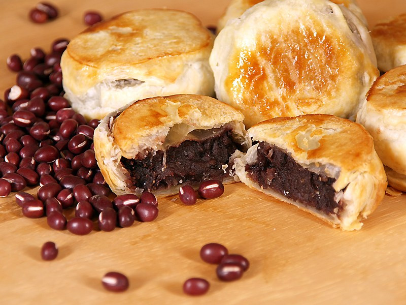 Philippines: Hopia là tên gọi của món bánh Trung thu truyền thống Philippines. Vỏ bánh Hopia không được ép khuôn viền tinh tế hay trang trí phức tạp. Lớp vỏ ngoài bọc với nhân làm từ đậu xanh, đậu đỏ... sau đó được nướng vàng óng.