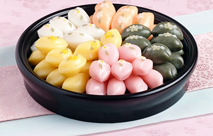 Đây là lý do tại sao những chiếc bánh nặn theo hình lưỡi liềm được ra đời. Bánh làm bằng cách trộn bột gạo với nước nóng, sau đó nhồi bột, bắt với nhân đậu xanh, mè đen... và hấp chín.