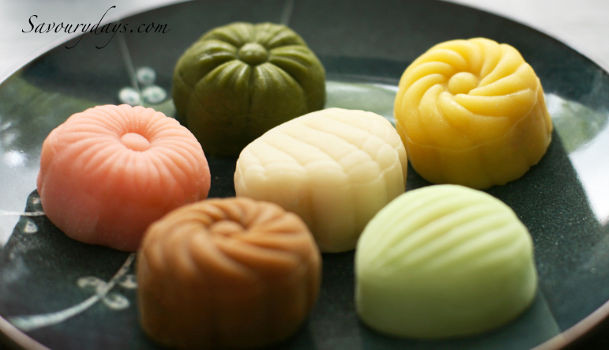 Singapore: Bánh dẻo lạnh hay bánh dẻo tuyết là loại bánh đặc trưng của Singapore mỗi dịp Trung thu. Bánh có vỏ ngoài mềm và dai, bên trong là phần nhân quánh dẻo thơm mát. Người dân đảo quốc sư tử ưa chuộng hình thức đẹp mắt nên bánh màu sắc rất đa dạng và phong phú.