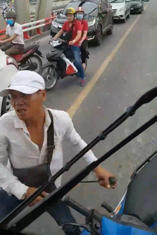 Thanh nien ‘ho bao’ cam hung khi chan dau xe bus quyet 