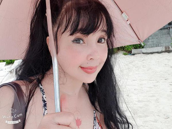 NSND Lan Hương (tên thật là Nguyễn Phúc Lưu Lan Hương), sinh năm 1963, được biết đến qua vai diễn “Em bé Hà Nội” khi mới 10 tuổi. Đến năm 2007, cô được phong tặng danh hiệu Nghệ sĩ nhân dân.