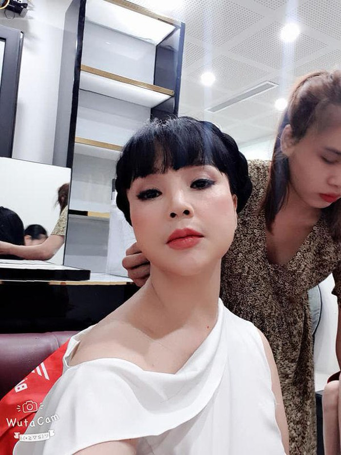 Khi đi sự kiện, nữ diễn viên ăn mặc chỉn chu và kín đáo hơn.