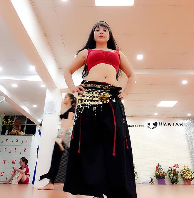 Phong cách thời trang của NSND Lan Hương rất gợi cảm, chị thường diện áo hai dây trẻ trung khoe vòng 1 đầy đặn.