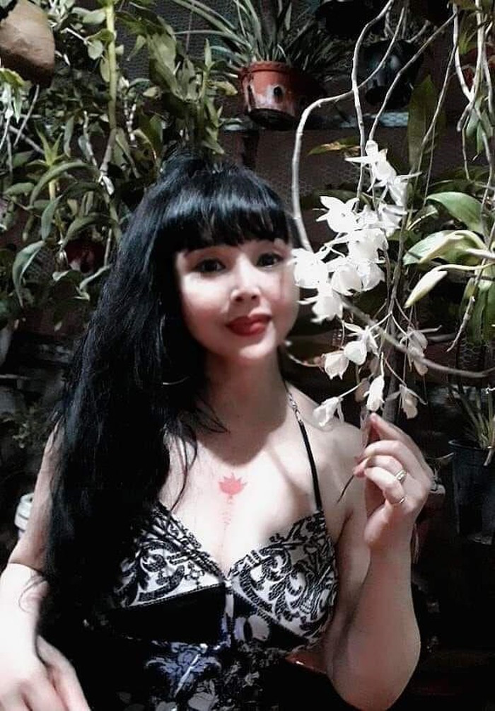 Gương mặt khác lạ với đôi môi căng mọng, mắt to tròn… khó ai nghĩ rằng lứa tuổi của cô là U60.