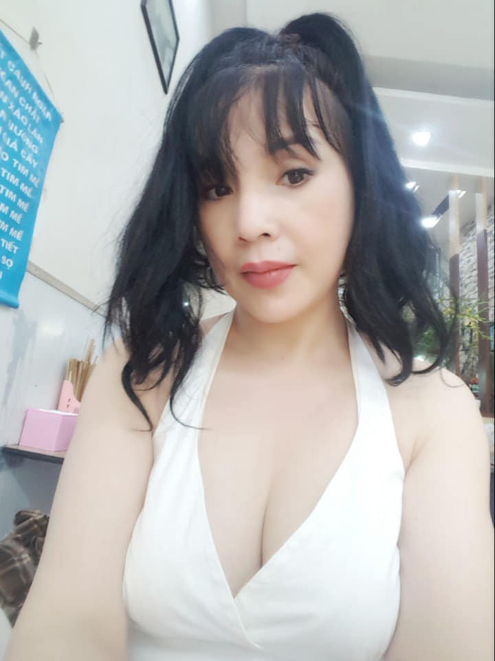 NSND Lan Hương vẫn ăn diện táo bạo khoe vòng một căng tràn ở tuổi U60.