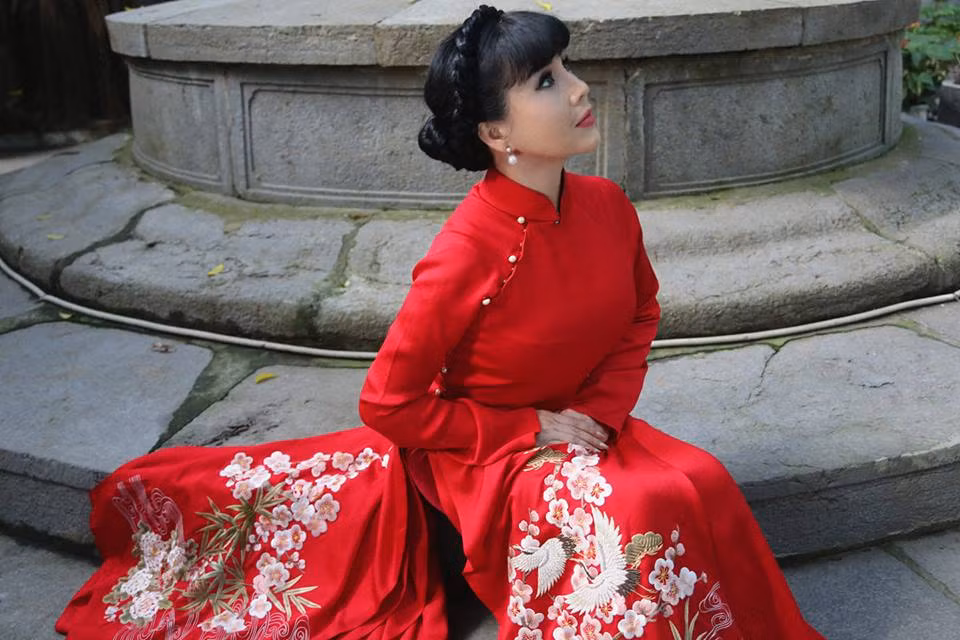 Nhan sắc và cách ăn mặc trẻ trung của NSND Lan Hương khiến nhiều người khó đoán được tuổi thật của chị. Ảnh: FBNV.