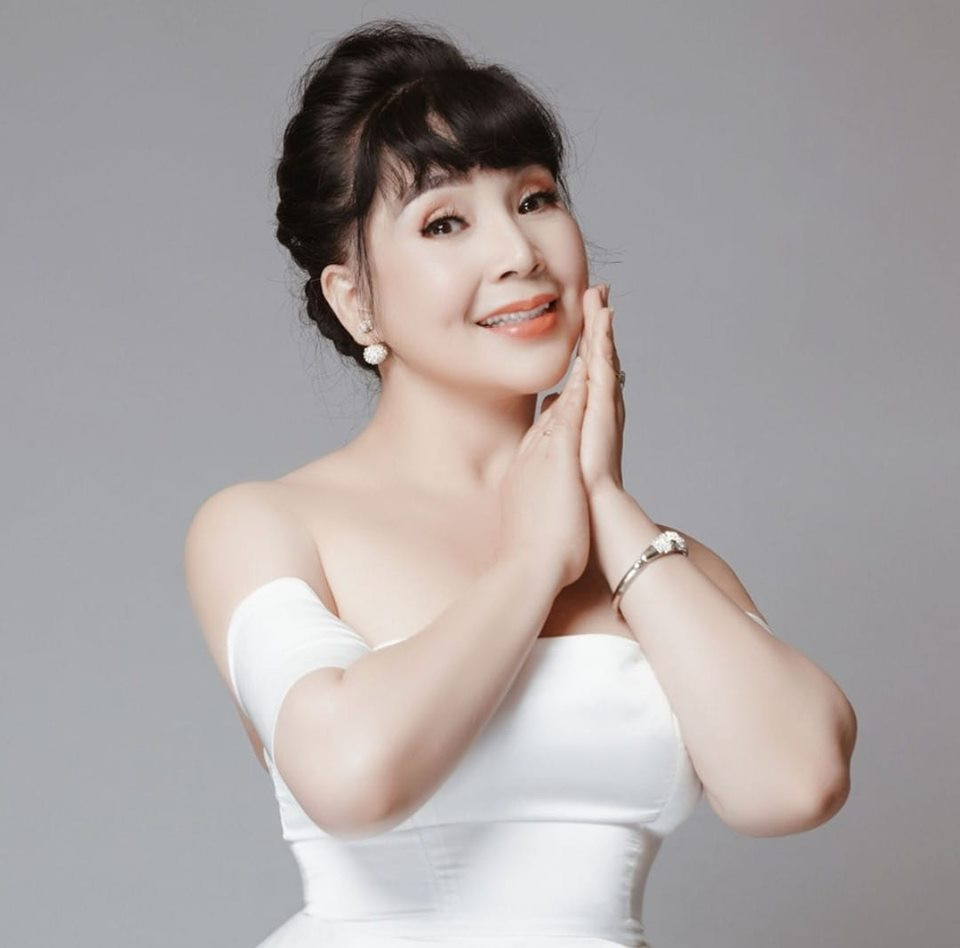 Ở đời thường, Lan Hương cũng rất chuộng những kiểu váy trễ nải, tôn lên thềm ngực căng đầy. 