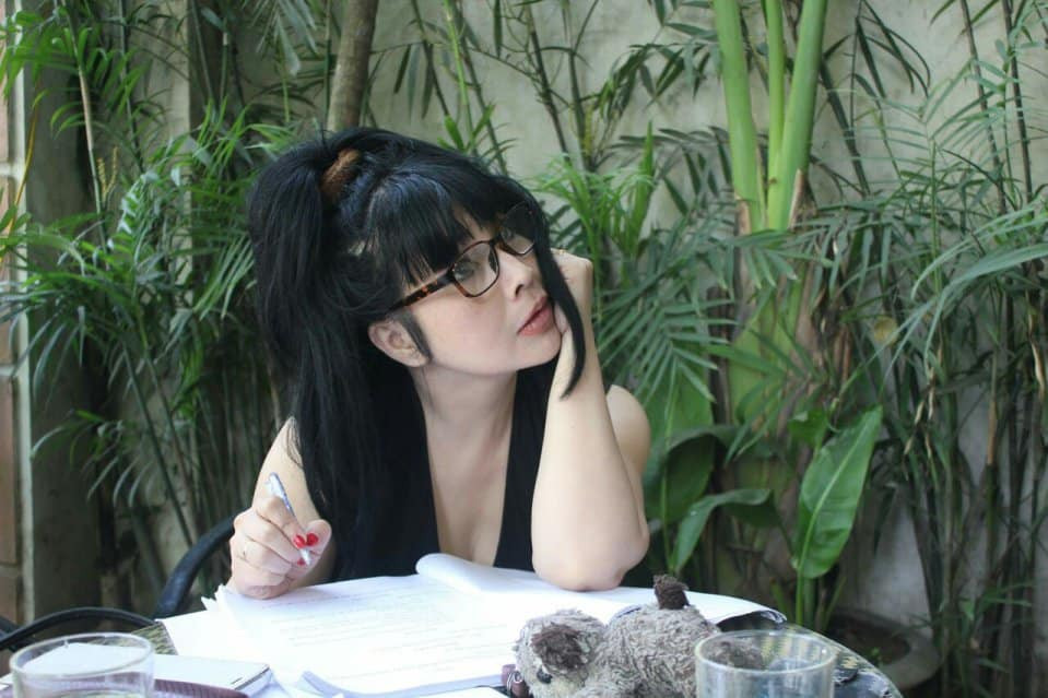 "Cô bé Hà Nội" khá chăm diện các mẫu váy áo khoét ngực sâu gợi cảm.