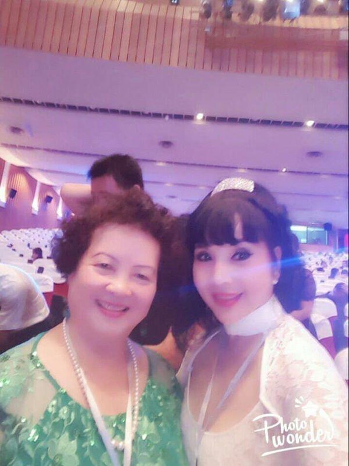 Có thể thấy, NSND Lan Hương rất thích những bộ cánh cắt xẻ, đính kết lấp lánh.