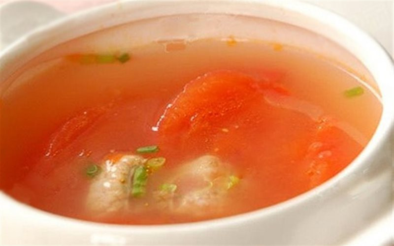 Canh cà chua: Nấu canh này cực kỳ đơn giản bạn chỉ cần bắc nồi nước lên bếp đun sôi sau đó cắt nhỏ cà chua cho vào nồi đun nhừ rồi nêm gia vị vừa ăn là được.