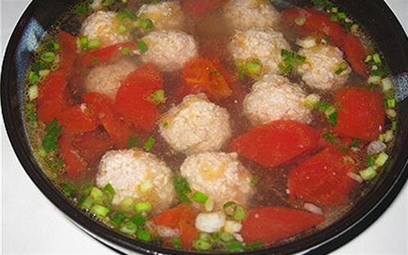 Canh cà chua thanh mát mùi vị tự nhiên dễ chịu. Để giải rượu ngày Tết bạn chỉ cần uống 2 bát canh cà chua cũng có tác dụng khá tốt.