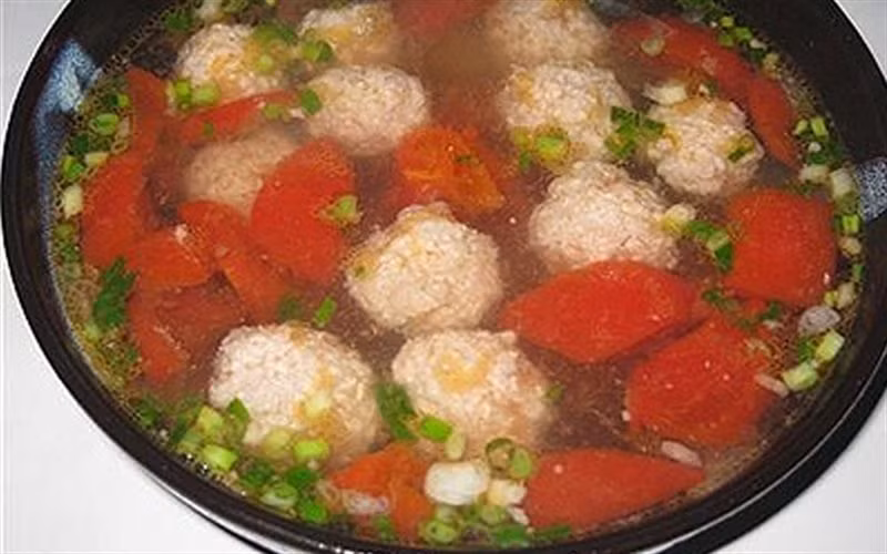 Canh cà chua thanh mát mùi vị tự nhiên dễ chịu. Để giải rượu ngày Tết bạn chỉ cần uống 2 bát canh cà chua cũng có tác dụng khá tốt.