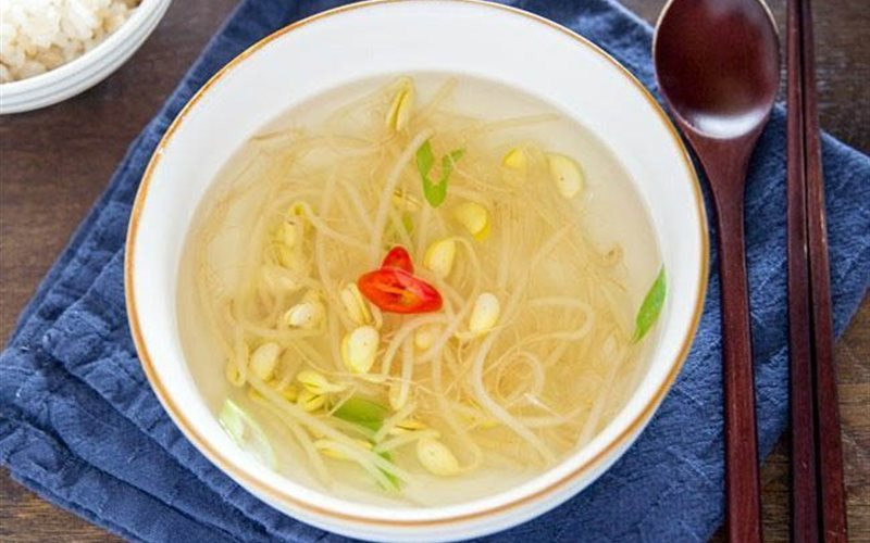 Ngày Tết nếu bạn uống rượu nhiều hay lấy giá đỗ nấu canh sau đó ăn cả cái và uống nước bạn sẽ tỉnh người ngay sau đó.