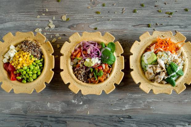 Ngoài thìa muỗng, công ty Bakeys cũng sản xuất cả những chiếc đĩa ăn được từ cao lương.