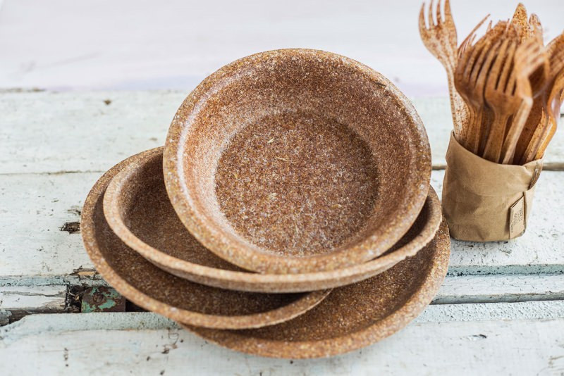 Đĩa: Đây là sản phẩm của công ty Biotrem trực thuộc tập đoàn Swedbrand. Được làm từ hạt lúa mì, những chiếc đĩa ăn được này là một giải pháp tuyệt vời để thay thế cho các món đồ dùng một lần rồi bỏ.