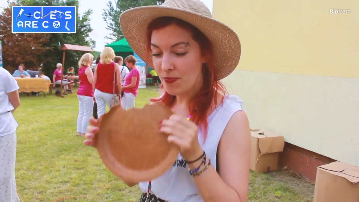 Những chiếc đĩa này không những chắc chắn hơn đĩa nhựa mà còn có thể chịu nhiệt đến 180 độ trong lò nướng, đồng thời hoàn toàn an toàn khi dùng trong lò vi sóng. Mặt khác, nếu bạn không ăn thì những chiếc đĩa này có thể phân huỷ chỉ trong 30 ngày.