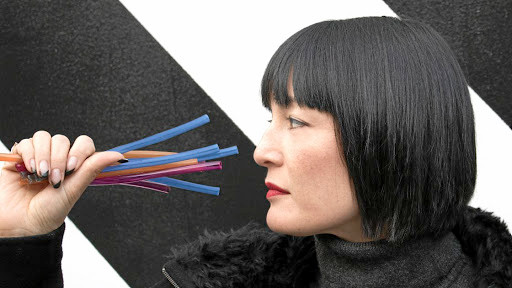 Ống hút, cốc: Loliware là một công ty sản xuất cốc, ống hút ăn được ở Mỹ.