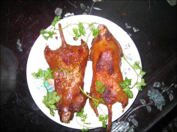 Thịt chuột đồng có màu trắng và thơm ngon như thịt gà, được sử dụng như một nguyên liệu chính, kết hợp với các phụ gia để chế biến nhiều món ăn từ đơn giản đến cầu kỳ. Trong đó, phổ biến nhất là thịt luộc ép lá chanh. Ảnh: Gia đình và Xã hội.