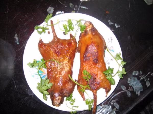 Thịt chuột đồng có màu trắng và thơm ngon như thịt gà, được sử dụng như một nguyên liệu chính, kết hợp với các phụ gia để chế biến nhiều món ăn từ đơn giản đến cầu kỳ. Trong đó, phổ biến nhất là thịt luộc ép lá chanh. Ảnh: Gia đình và Xã hội.