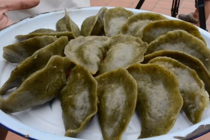 Bánh khúc làng Diềm: Đây là một trong những món ngon của Bắc Ninh mà bạn nên thử. Bánh khúc làng Diềm có 2 loại: nhân hành và nhân đỗ. Bánh khúc thường được người dân làng Diềm nặn với 2 hình thức: tròn như bánh rán hoặc hình tai voi. Ảnh: Danviet.