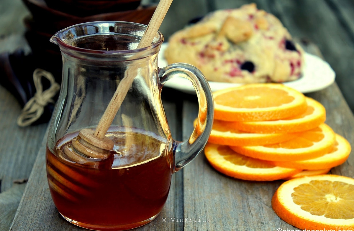 5. Sử dụng vỏ cam và mật ong: Vỏ cam chứa vitamin C, cũng là một chất làm trắng da tự nhiên. Chất làm trắng da ở trong vỏ cam kết hợp với chất dưỡng ẩm của mật ong sẽ giúp da phần đùi của bạn trở nên sáng và mềm mại hơn.