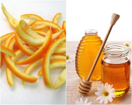 Cách thực hiện: Bóc lấy vỏ của một quả cam rồi cho vài miếng vào nghiền lấy nước. Sau đó, trộn 2 thìa canh nước từ vỏ cam vào 2 thìa canh mật ong vào trong chén. Đắp hỗn hợp này lên da, để trong khoảng 15 phút. Tiếp đó, rửa sạch bằng nước và xà phòng rửa mặt. Ảnh: Internet.
