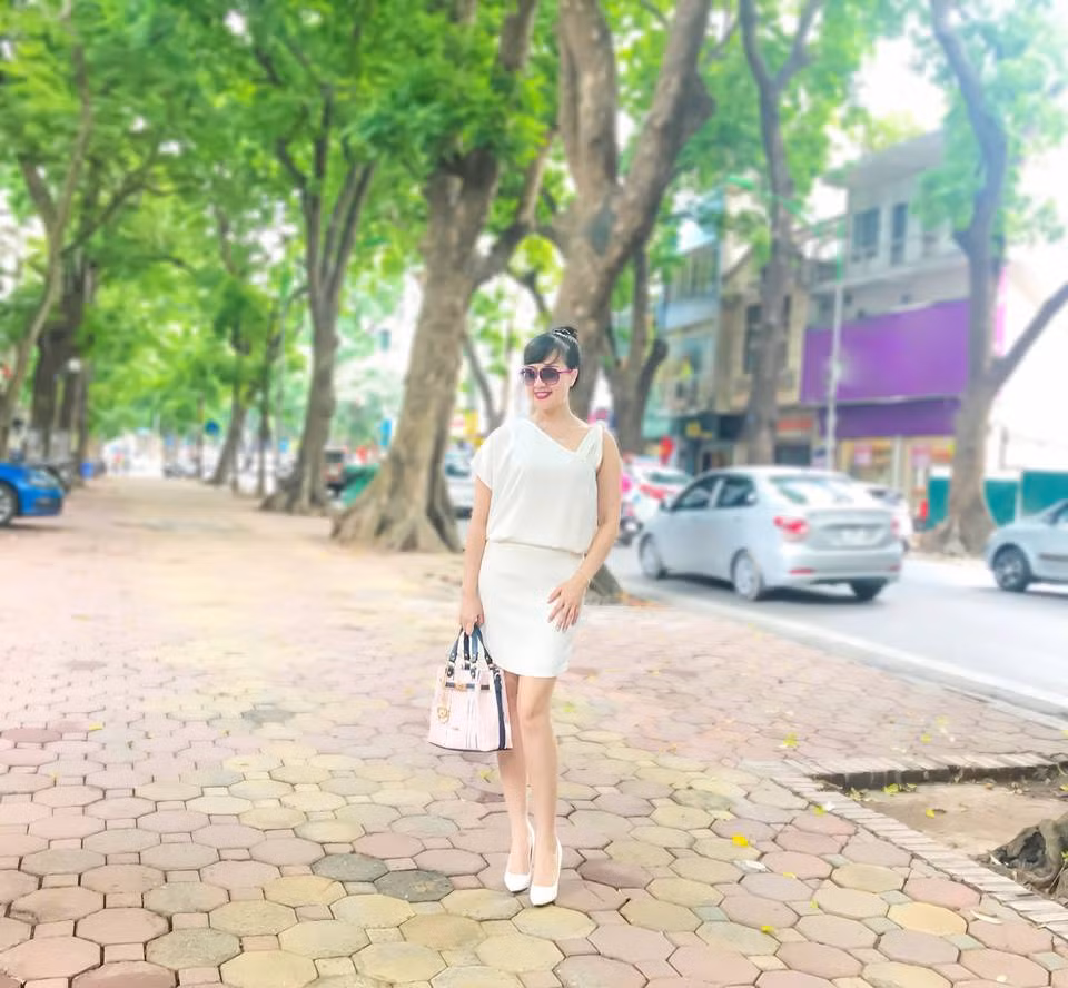 Vân Dung diện váy trắng phối với giày trắng và túi xách màu nhẹ nhàng, trẻ trung.