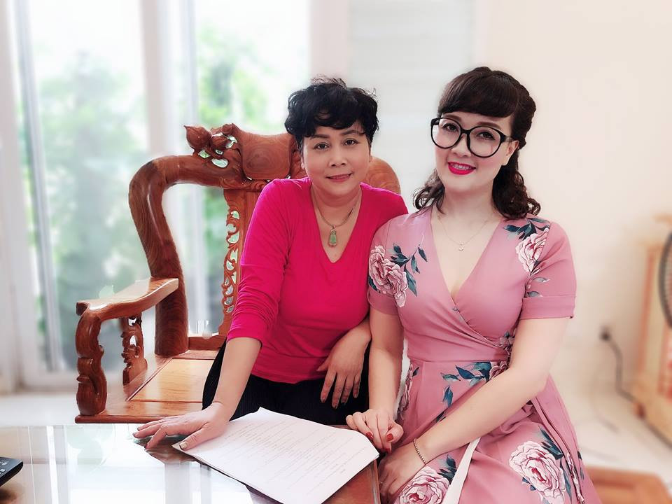 Người đẹp U50 diện váy khoét cổ sâu khoe vòng một căng tròn như gái 20.