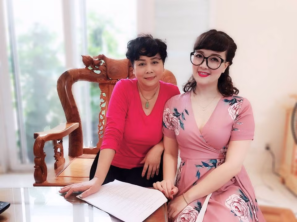 Người đẹp U50 diện váy khoét cổ sâu khoe vòng một căng tròn như gái 20.