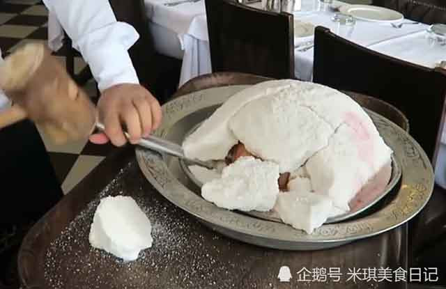 Điều đặc biệt khi chế biến món gà nướng muối này là người ta sử dụng rất ít gia vị. Gia vị là để làm nổi bật hương vị của thịt gà chứ không phải làm lu mờ nó. Cách làm này hoàn toàn trái ngược với các món ăn đậm đà gia vị như cà ri gà chẳng hạn.