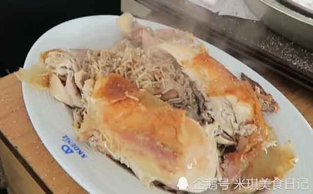  Cách nướng cũng khá đơn giản, đặt gà bọc lên trên một lớp muối thô để thịt gà không chạm vào bề mặt nóng của chảo, sử dụng muối còn lại để phủ toàn bộ gà. Vặn lửa ở mức trung bình và đậy nắp chảo.