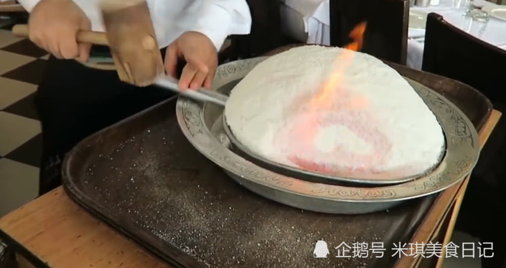 Hơi nước bên trong sẽ khiến thịt gà được mềm, mọng nước và đậm đà gia vị hơn. Kết quả và thịt gà sẽ rất ngon ngọt, thơm dịu.