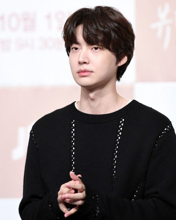 Trang phục màu đen hay xám là những tông màu nhàm chán mà nam diễn viên ưa chuộng nhất. Ảnh: Internet.