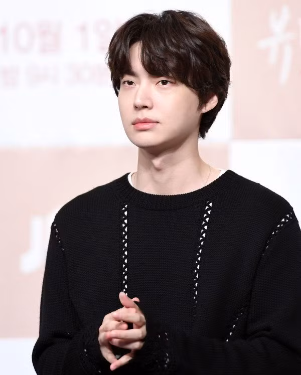 Trang phục màu đen hay xám là những tông màu nhàm chán mà nam diễn viên ưa chuộng nhất. Ảnh: Internet.