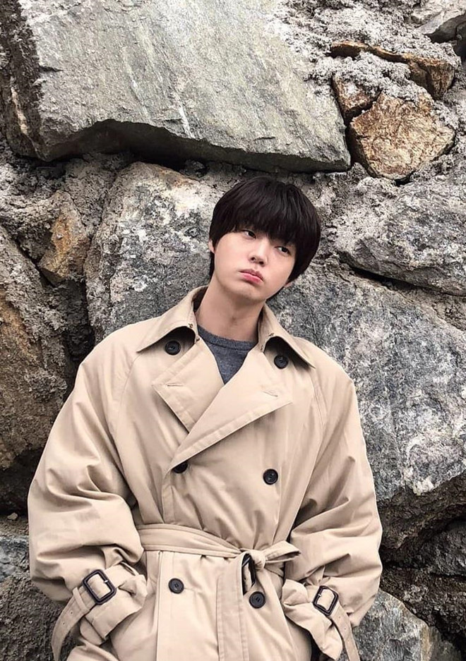 Tuy là người nổi tiếng, Ahn Jae Hyun lại lười thay đổi hình ảnh, thường ưu tiên trang phục có màu nhạt, chọn phong cách bình dị như người thường.