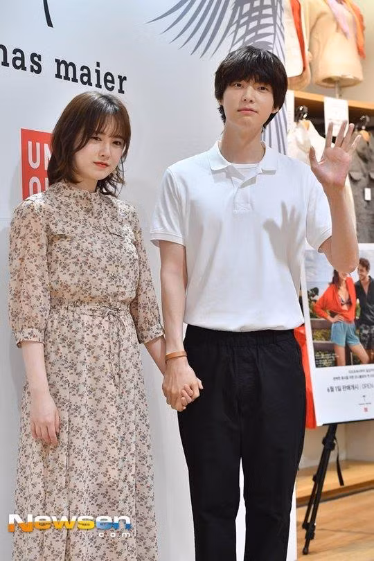 Ngay cả khi sánh đôi bên vợ ở sự kiện, Ahn Jae Hyun cũng ăn mặc rất đơn giản. Anh chỉ diện mỗi áo polo trắng cùng quần vải màu đen.