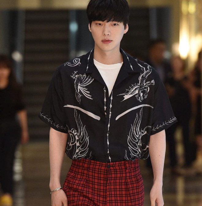 Mỹ nam Hàn đôi khi cũng diện đồ nhiều màu sắc nổi bật. Tuy nhiên, nhìn anh cũng không mấy ấn tượng.