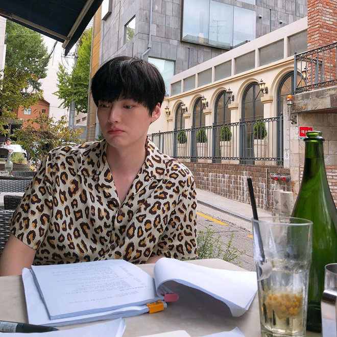 Nam diễn viên 8X trông có vẻ hơi nữ tính khi chọn áo có họa tiết da báo.