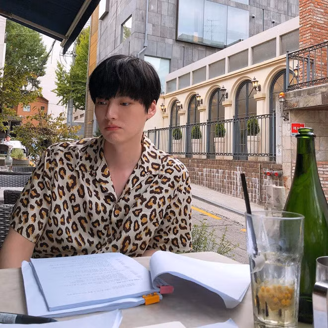 Nam diễn viên 8X trông có vẻ hơi nữ tính khi chọn áo có họa tiết da báo.