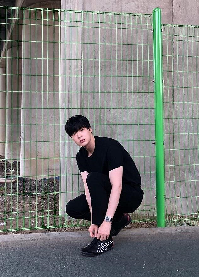 Ahn Jae Hyun tạo cảm giác nhàm chán cho người nhìn bởi chỉ diện đồ đơn sắc từ đầu đến chân.